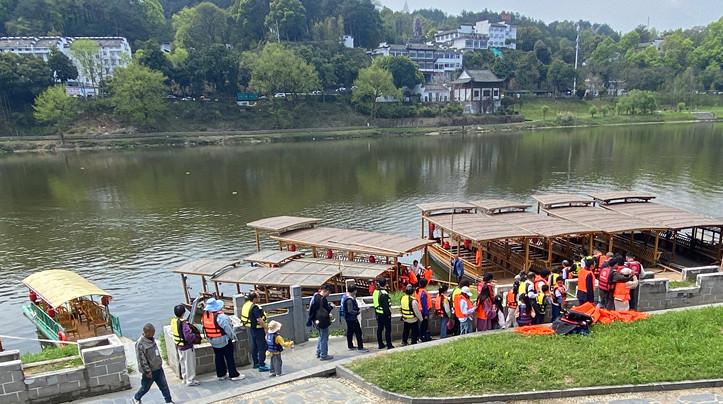 皖歙縣：練江搖櫓盡覽古城風情