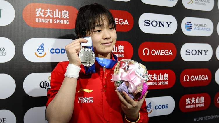 有片｜跳水世界盃女子10米台 全紅嬋摘銀粉絲送公仔繼續支持