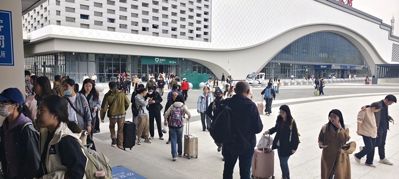 清明假期  黟縣東站客流量暴漲