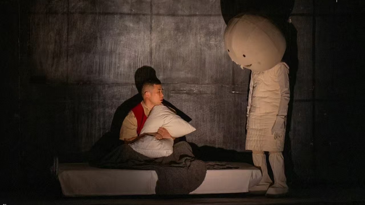 【文藝】《枕頭人》深圳上演 一場自我救贖的探索旅程