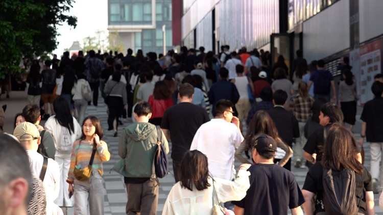 警方啟德體育園打擊非法兜售門票 拘5人票控1男子
