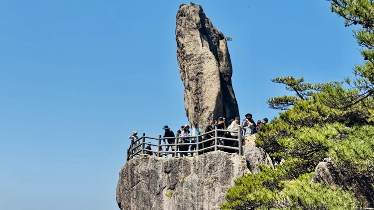 清明假期入出境遊客251.33萬人次 同比增22.4% 年輕人「堵山」混搭遊出新高度