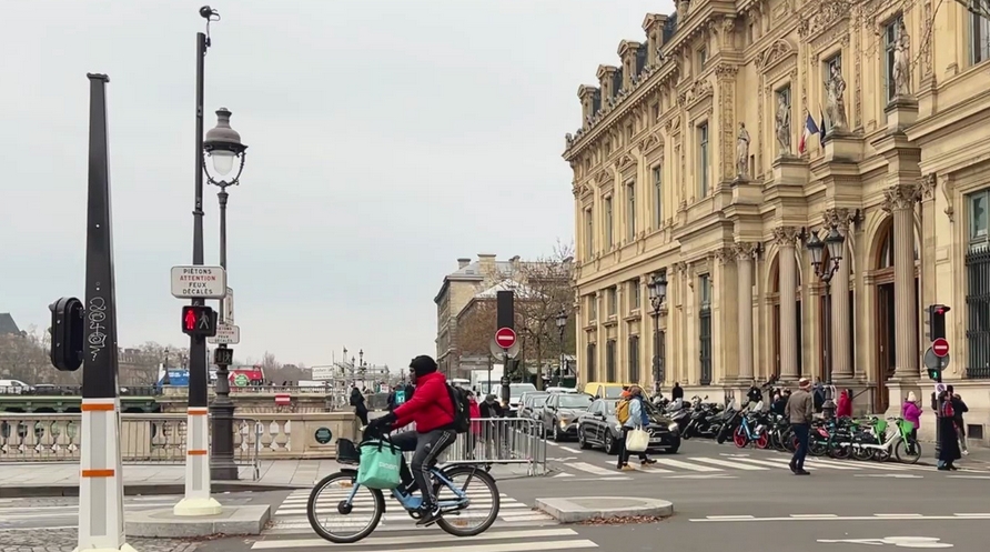 法國政府下調2025年經濟增長預期至0.7%