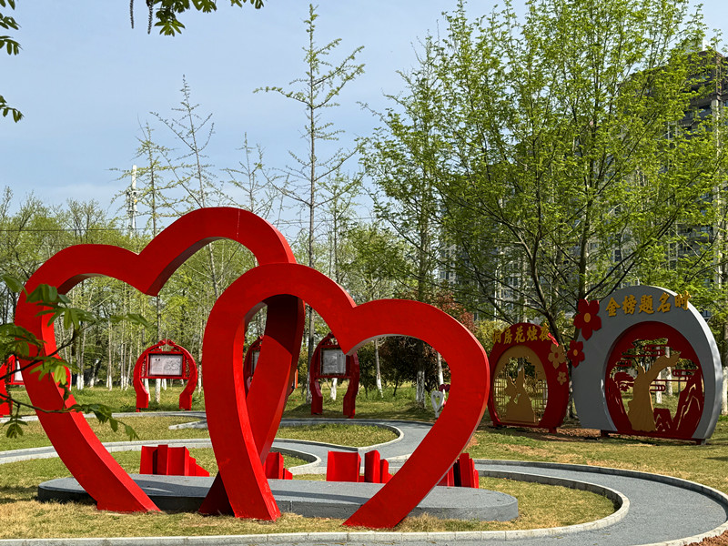 「一站式」戶外頒證  皖休寧縣婚俗文化廣場落成