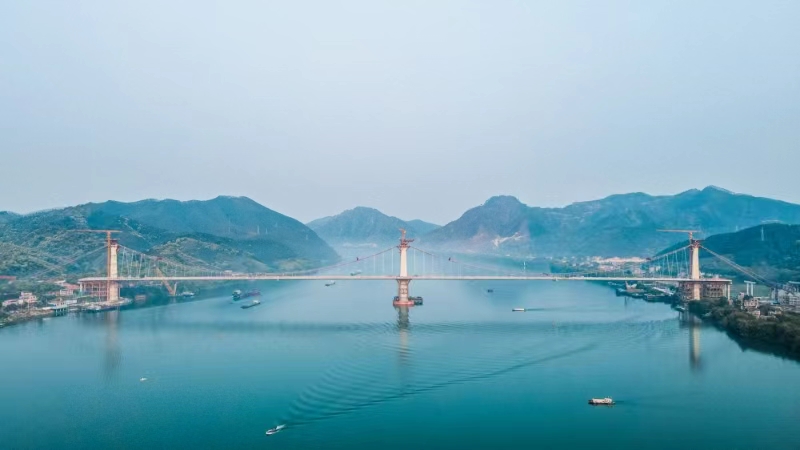 世界最大跨徑獨柱式三塔空間纜懸索橋順利合龍