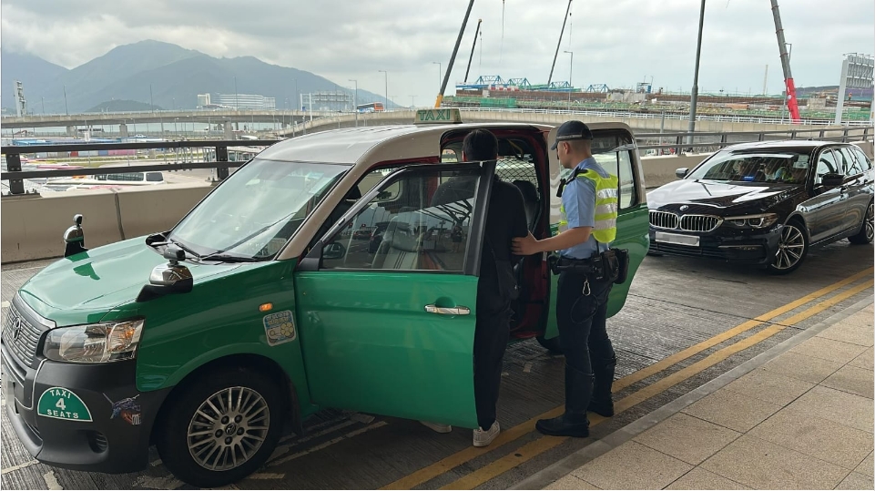 警方大嶼山打擊的士濫收車資 拘捕兩名司機
