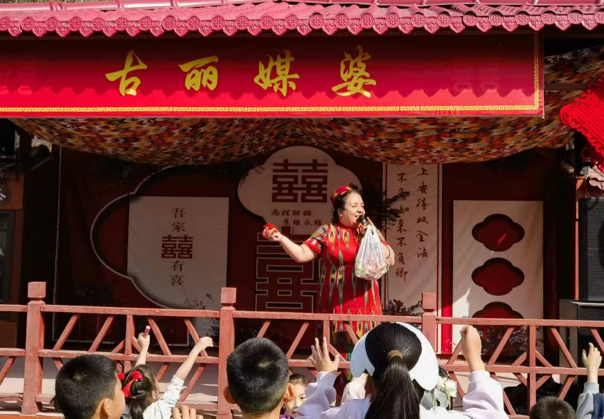烏魯木齊水磨溝公園「古麗媒婆」相親展現城市新文化