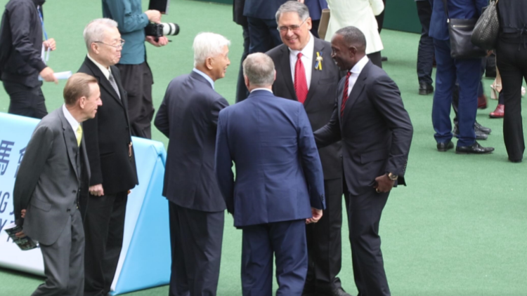 有片 | 曼聯名宿馬場觀戰  約基大讚氣氛熱鬧:如置身足球大賽