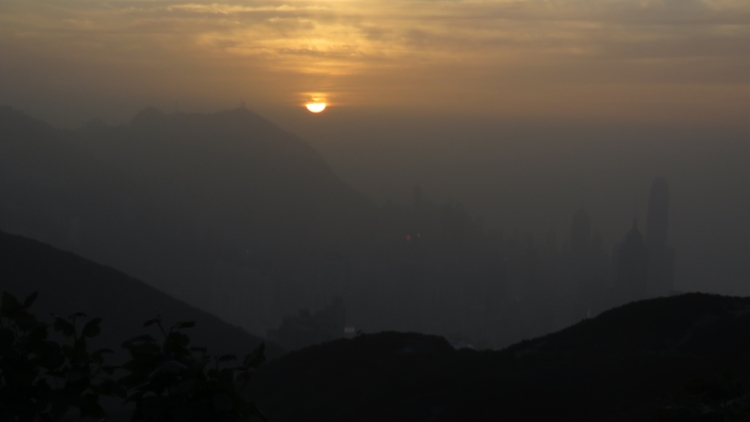 沙塵氣流下多區空氣污染指數一度爆錶 健康風險級別為嚴重