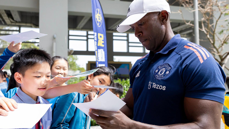 曼聯名宿約基校訪與學生切磋球技