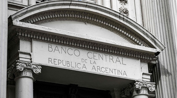 阿根廷實行區間浮動匯率後貨幣大幅貶值 