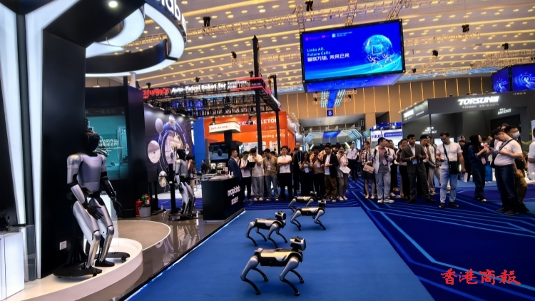 首設服務機器人專區受採購商熱捧 廣交會中國出口中商以科技前沿新產品開拓新市場