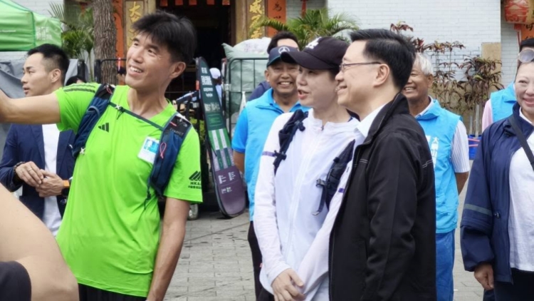 李家超復活節假期落區探訪大澳棚屋