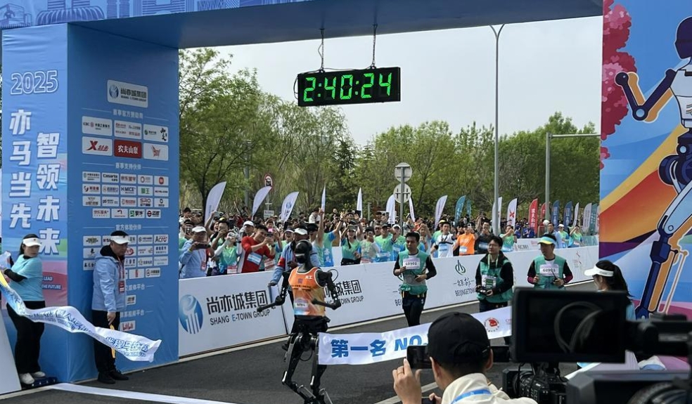 人形機器人半馬比賽今早舉行 天工Ultra率先完賽