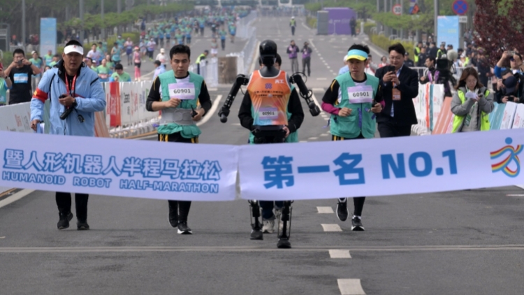 北京人形機器人半馬完賽 港股首程控股投資企業包攬冠亞軍