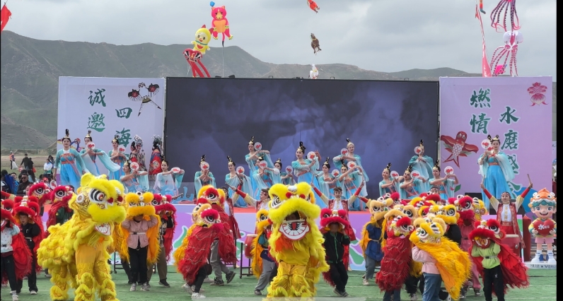 巨型風箏「空降」烏魯木齊水磨溝區 鳥巢陣變身天空畫廊