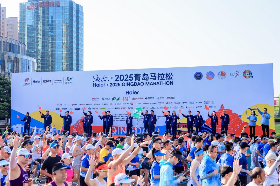 2025青島馬拉松鳴槍起跑 2.5萬名跑友參賽