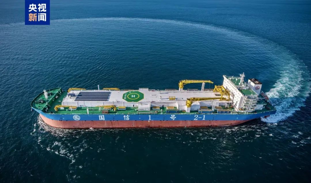 全球首艘15萬噸級智慧漁業大型養殖工船在青島交付運營