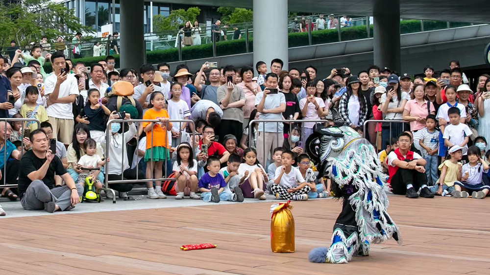 深圳寶安推動「非遺進商圈」 國家級非遺醒獅舞動歡樂港灣