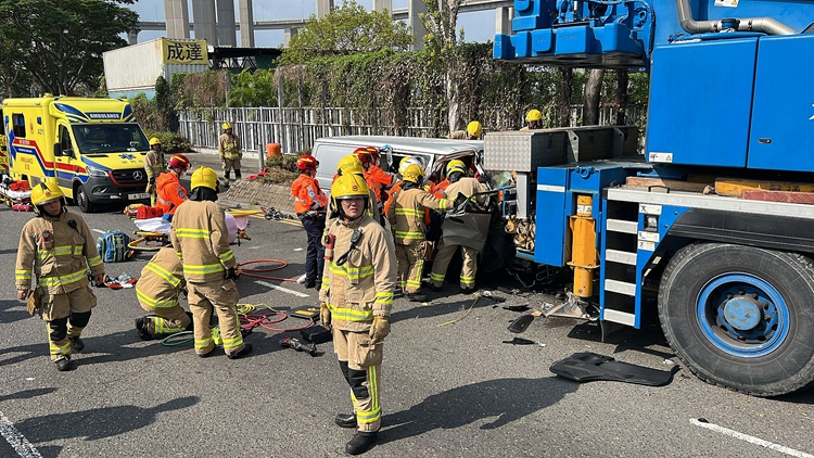 青衣客貨車疑失控撞吊臂車 司機被困清醒送院治理