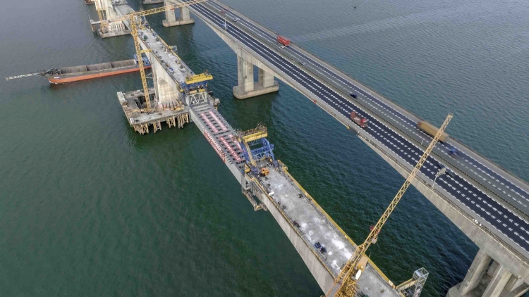 廣湛高鐵佛山特大橋跨西江橋合龍