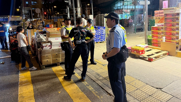 警方聯同食環署於油麻地打擊阻街 發14張告票