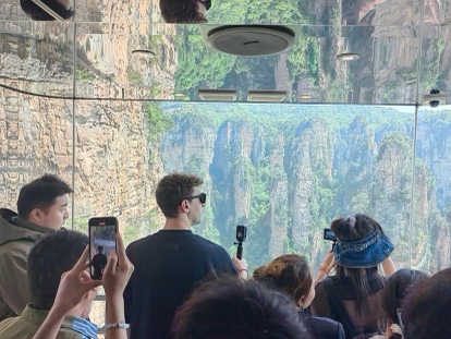 美籍友人埃文·凱爾打卡張家界國家森林公園