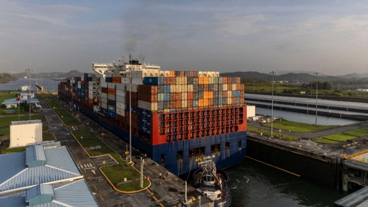 特朗普希望免費通行巴拿馬、蘇伊士運河