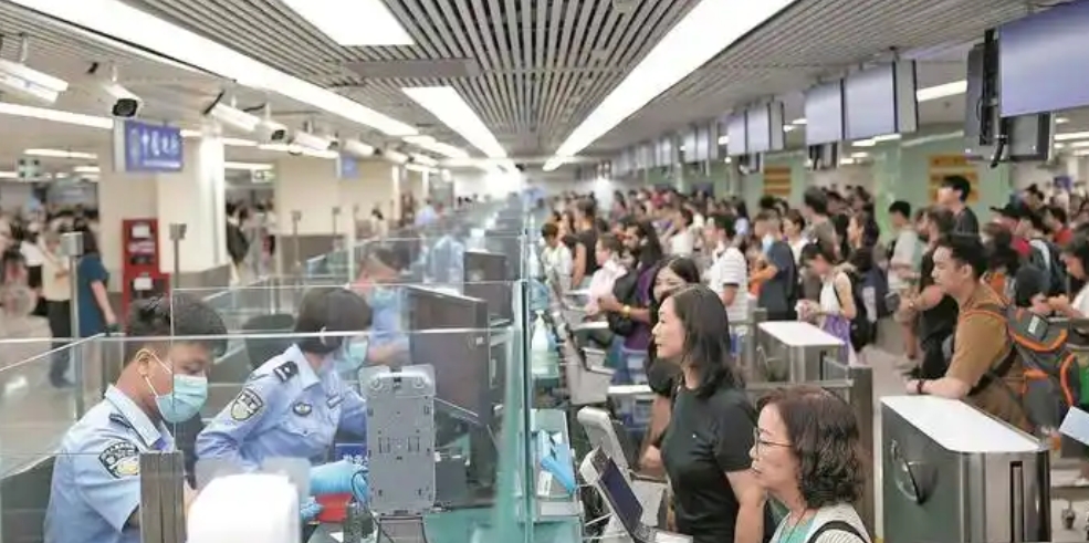 國家移民管理局：「五一」假期預計日均215萬人次出入境 