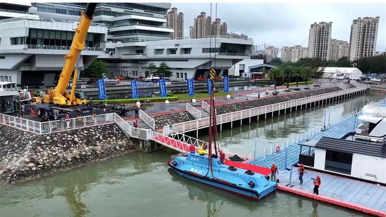 全球首艘高速可潛無人艇於珠海下水