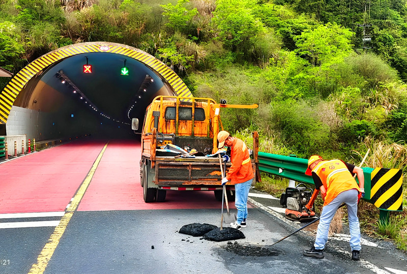 皖休寧公路：抓實管養 護航「五一」