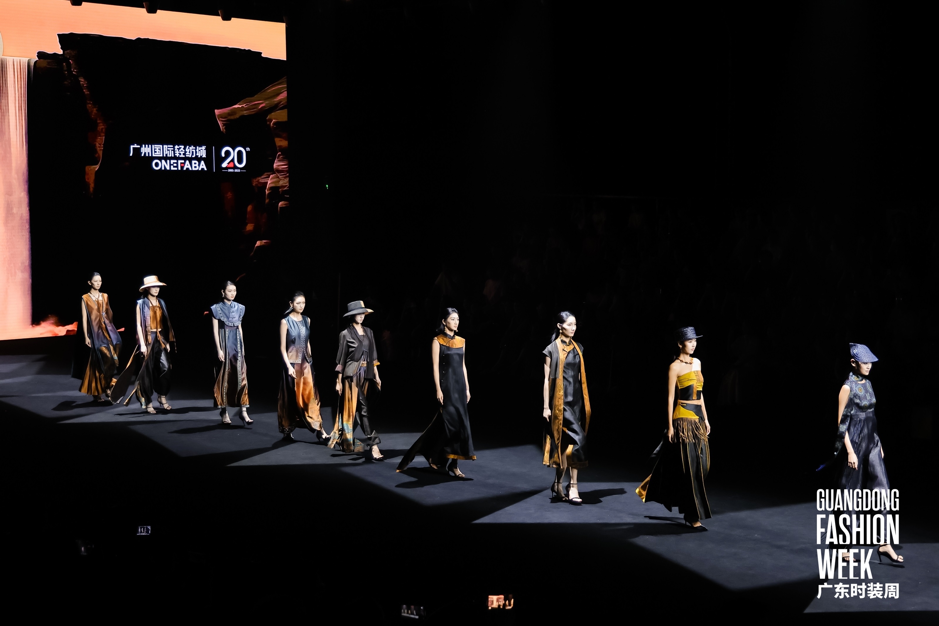 佛山香雲紗品牌霆禧TINGXI閃耀2025春季廣東時裝周