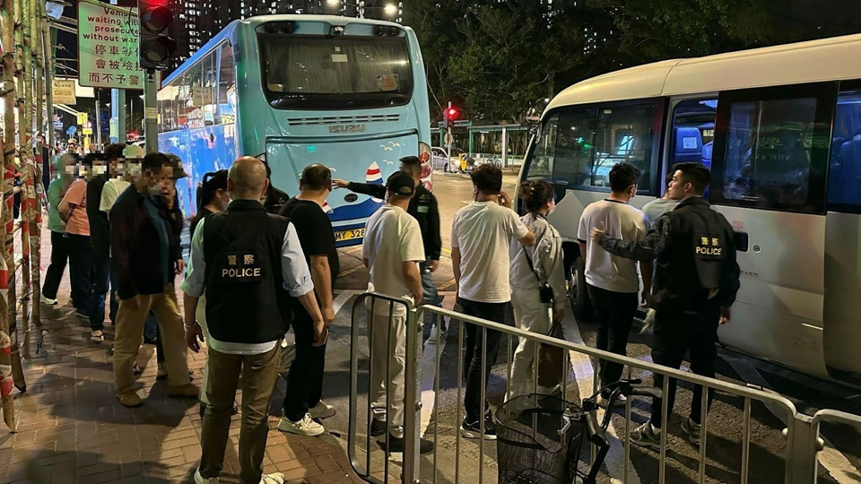 警方上水搗破非法百家樂賭檔 拘捕34人