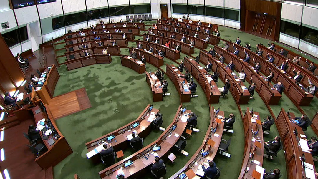 立法會三讀通過財政預算案 陳茂波：最新財赤803億元 較修定預算低