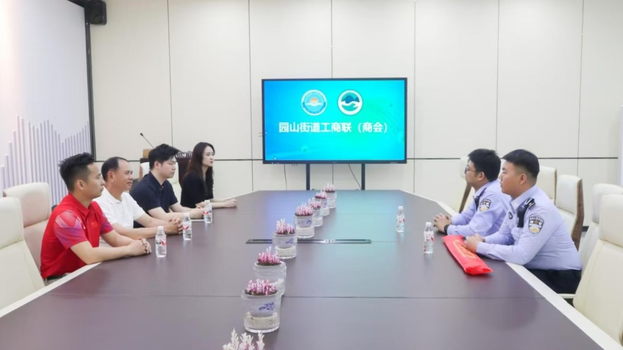 警企聯動營造和諧交通！深圳園山商會捐贈交警執法設備