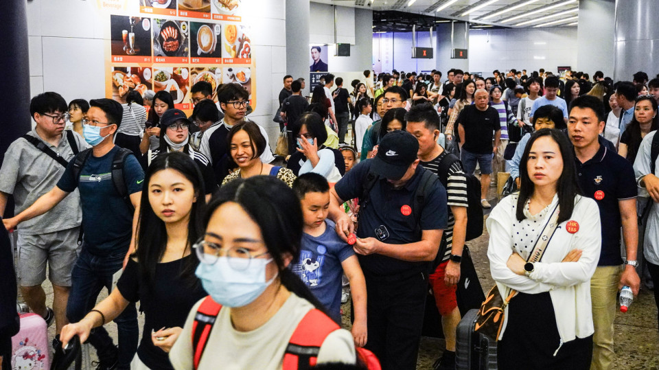 五一黃金周｜截至下午4時逾30萬人次入境 內地客佔18.2萬
