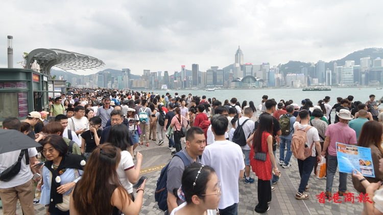 五一黃金周 | 截至晚上9時近89萬人次出入境 抵港內地旅客佔21.3萬人次