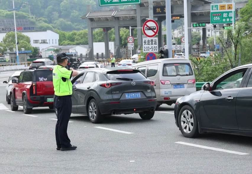 徽杭高速迎來車流高峰 皖歙縣多方聯動疏堵保暢