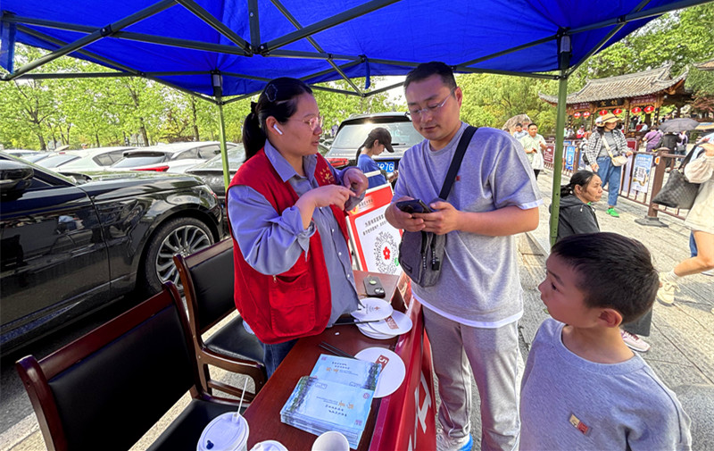 皖黟縣宏村鎮：「小宏帽」在崗  四方客暖心