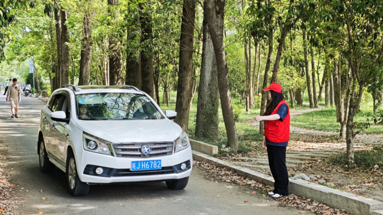 皖黟縣宏村鎮：「小宏帽」點亮假期時光 提升遊客滿意度