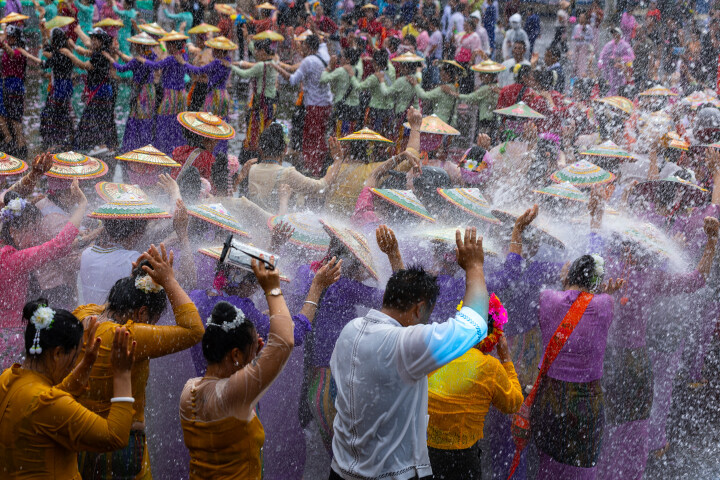 梁河縣各族群眾歡慶潑水狂歡活動