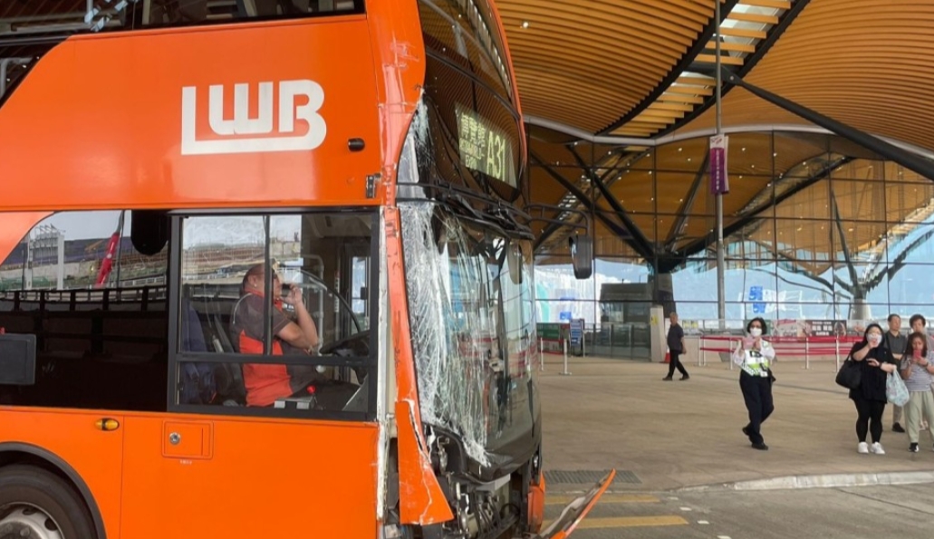 港珠澳大橋口岸機場巴與旅巴相撞 39歲男司機受傷