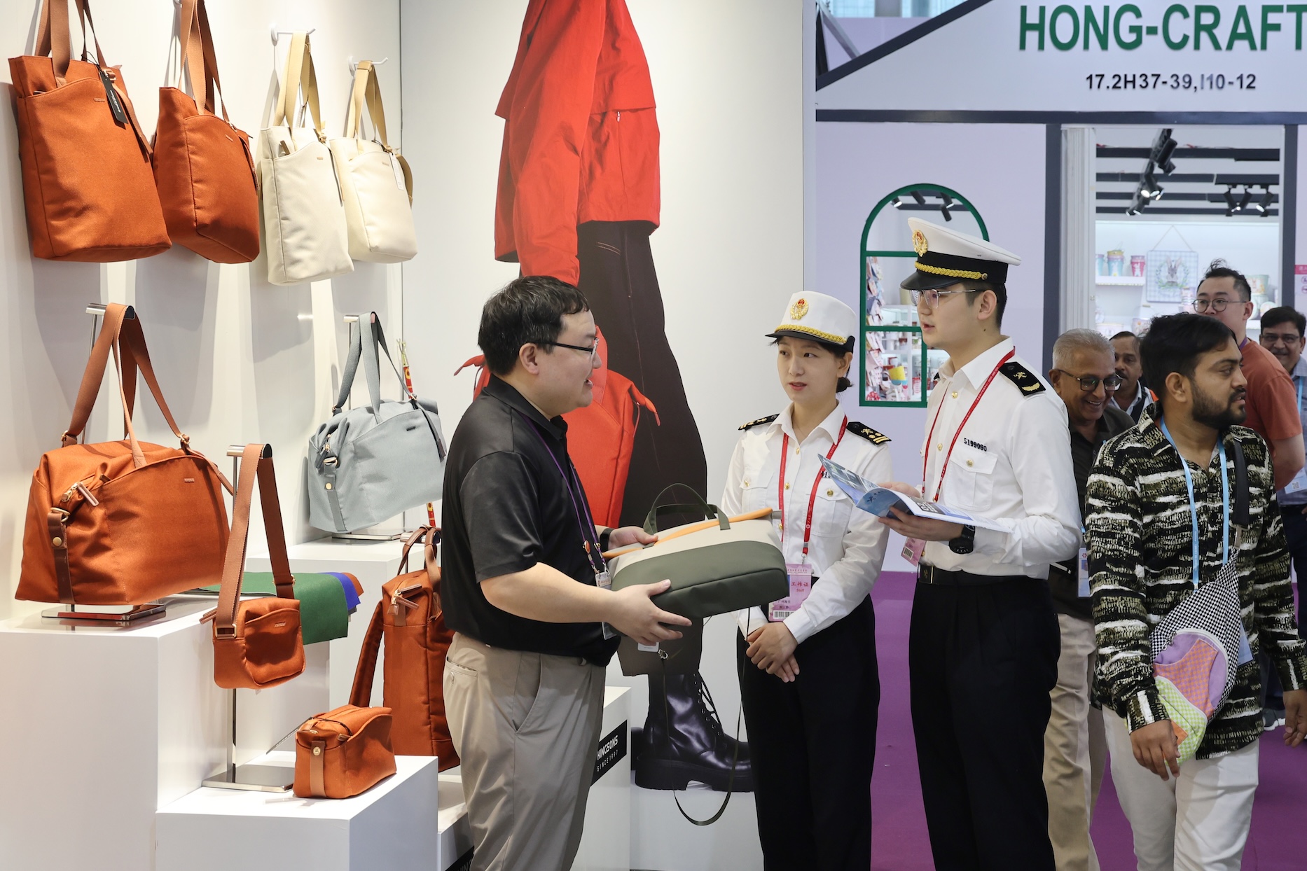 第137屆廣交會 國產箱包皮具「新」意十足 海外採購商收穫滿滿
