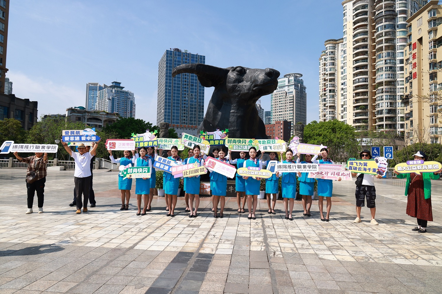  四川綿飛學院2025時尚快閃盡顯青春風采