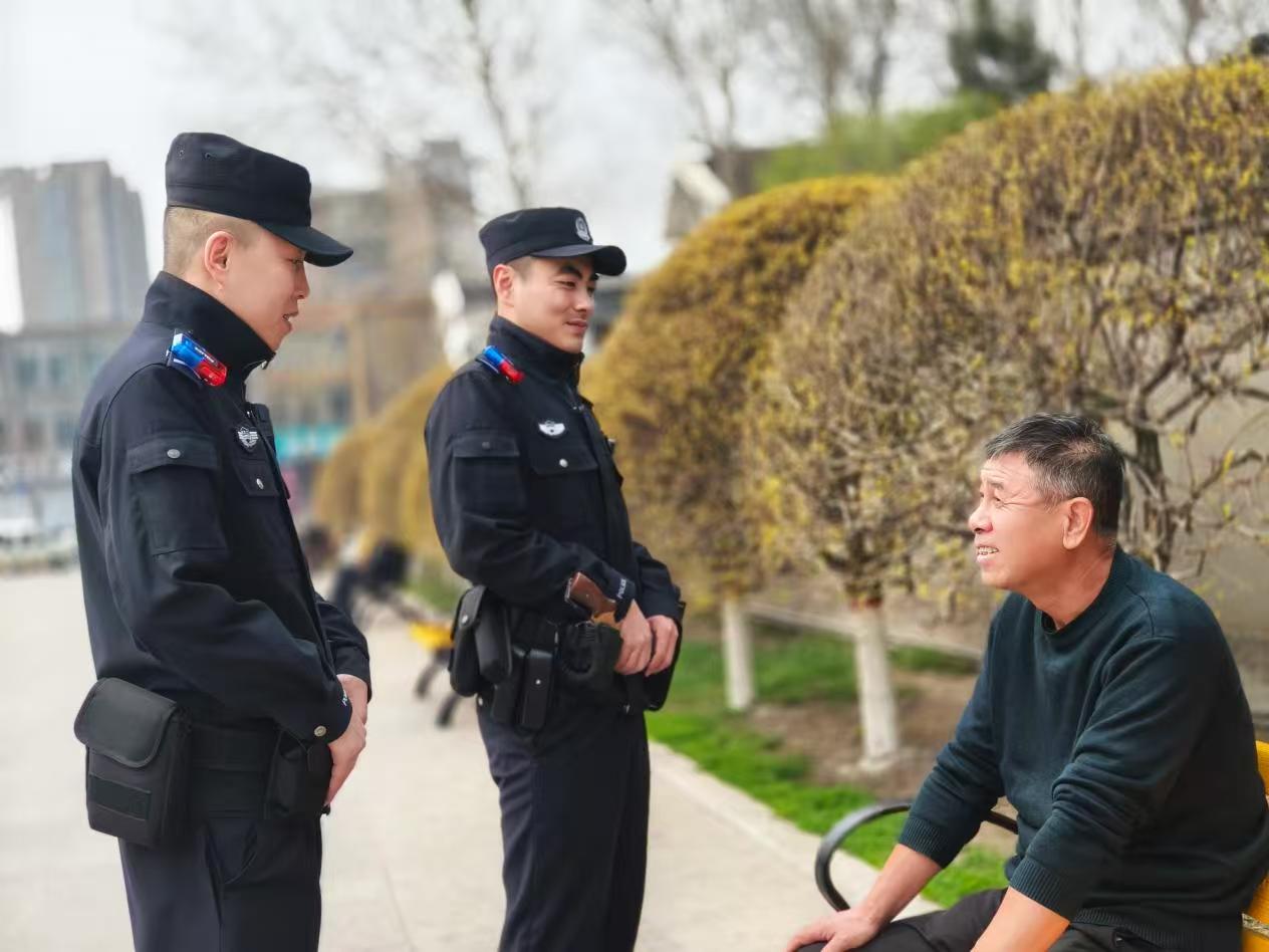 哈市公安局呼蘭分局：網紅打卡地遊人多 藏藍譜就冰城「警」色