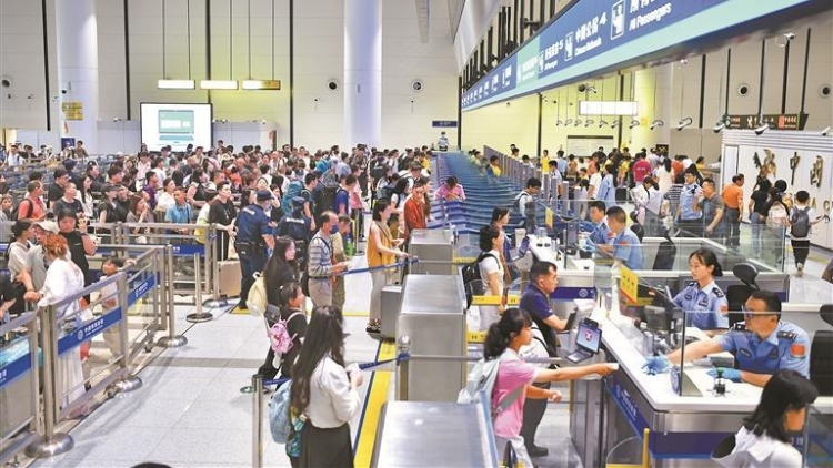 深港口岸客流持續高位運行
