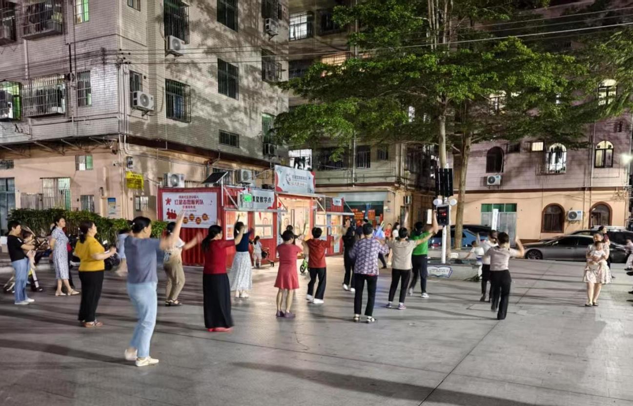 深圳坂田廣場舞「靜音革命」 科技讓「斗大聲」變身「靜舞團」