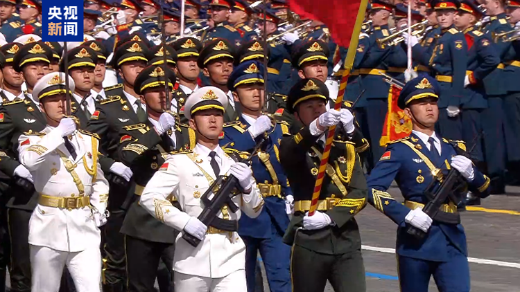 雄姿英發！中國儀仗隊步入莫斯科紅場