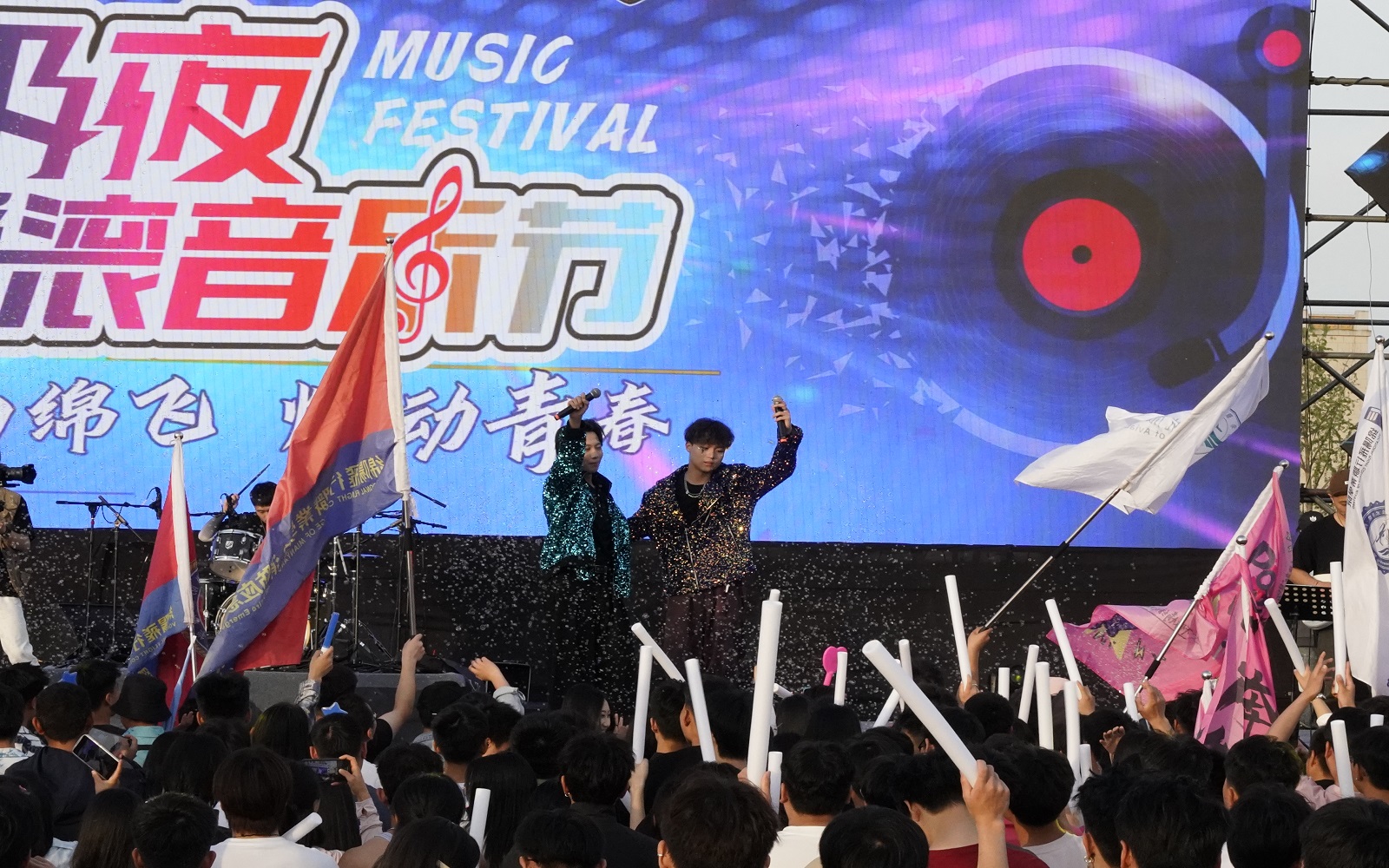 有片│用音樂致敬青春  四川綿陽飛行職業學院極夜搖滾音樂節燃燥初夏