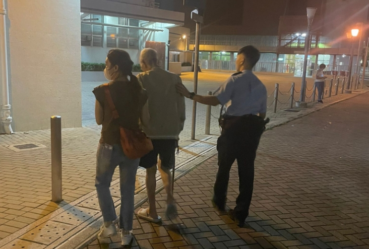 八旬老翁黃大仙迷路 衝鋒隊護送返家